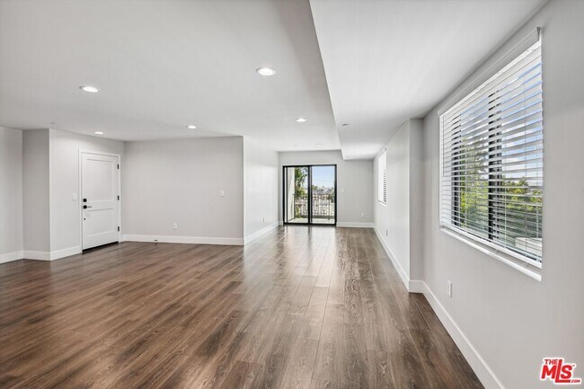 Building Photo - 819 E La Palma Dr