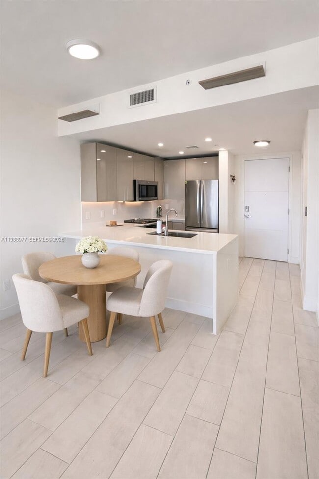 Building Photo - 2000 Metropica Wy