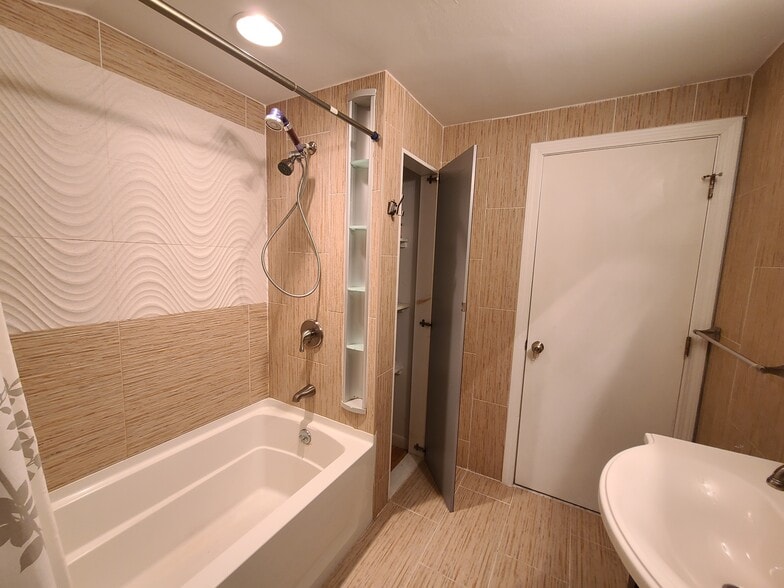 Bathroom 2 - 55 Newport Ave
