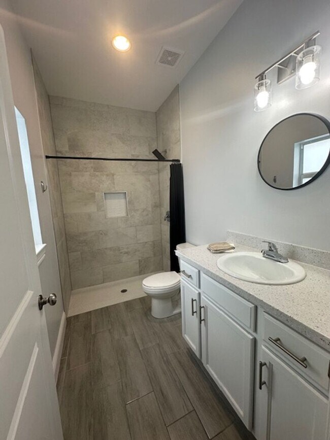 Building Photo - 3 Bedroom 2 Bath 1 Car Garage