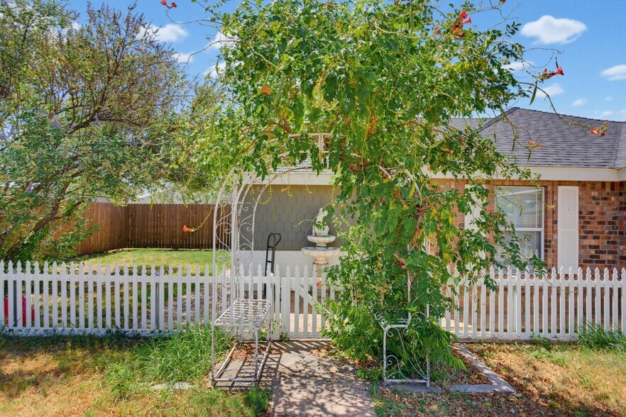 Building Photo - 286 Pilgrim Rd