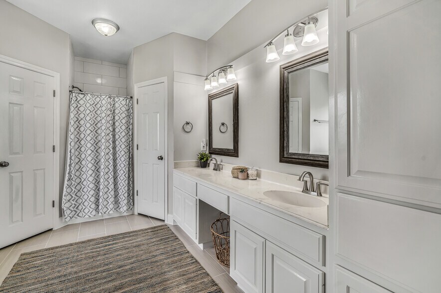Building Photo - 5417 Blue Haven Dr