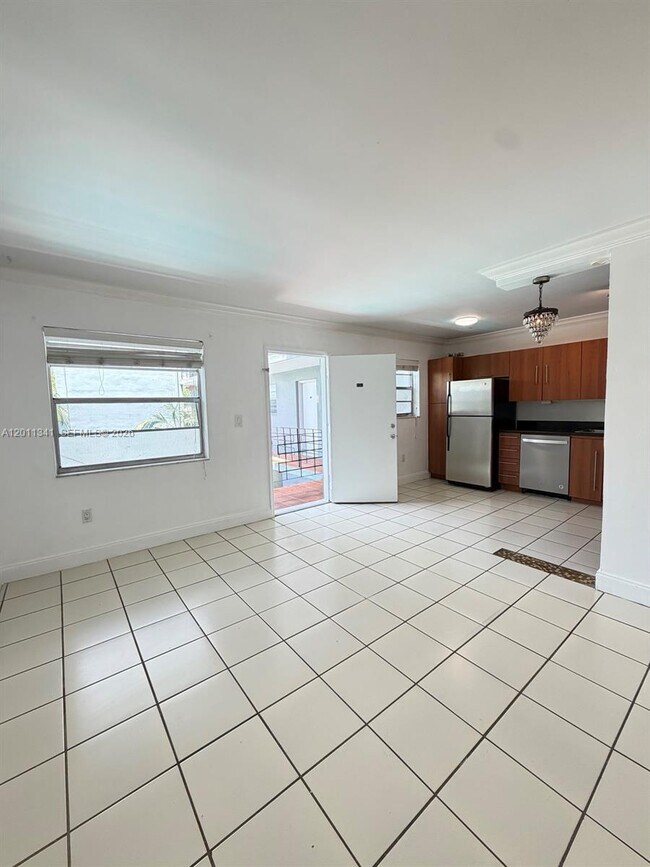 Building Photo - 820 Salzedo St