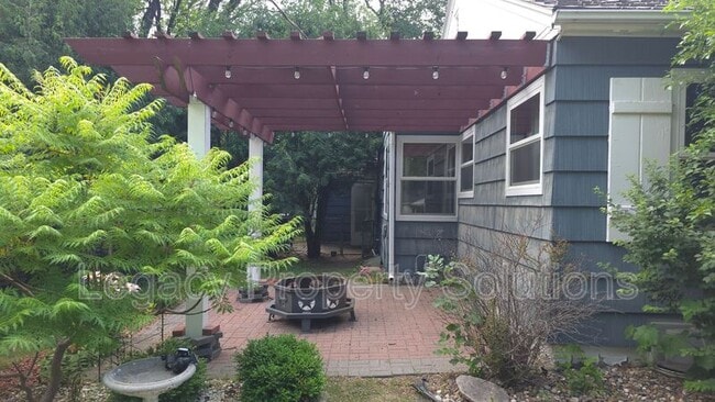 Building Photo - 926 N Mandan St