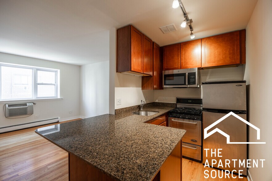 Building Photo - 628 W Wrightwood Ave