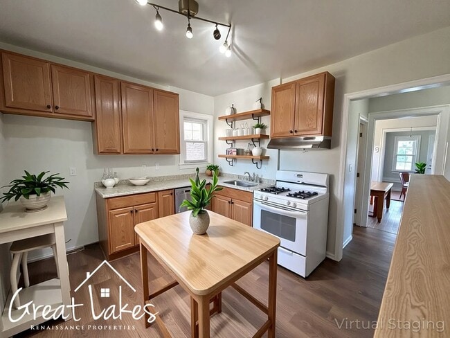 Building Photo - 892-894 Gladstone