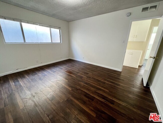 Building Photo - 11727 Mayfield Ave