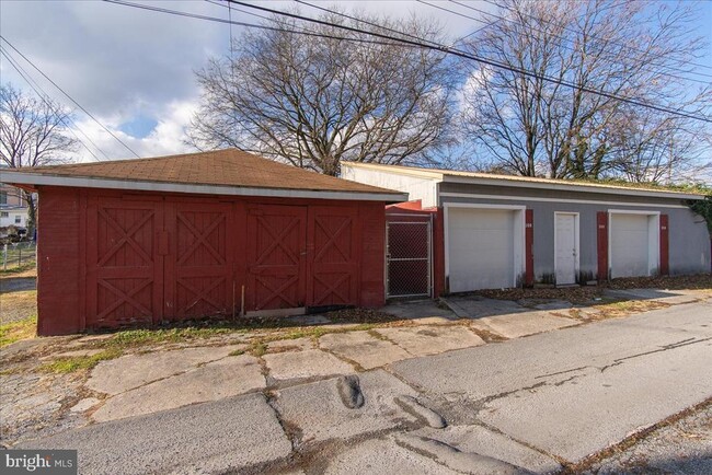 Building Photo - 250 N Mulberry St