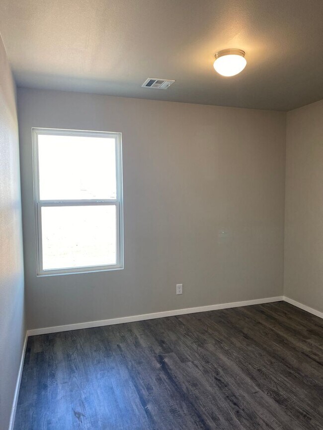 Building Photo - *Pre-leasing* Three Bedroom | Two Bath Hom...