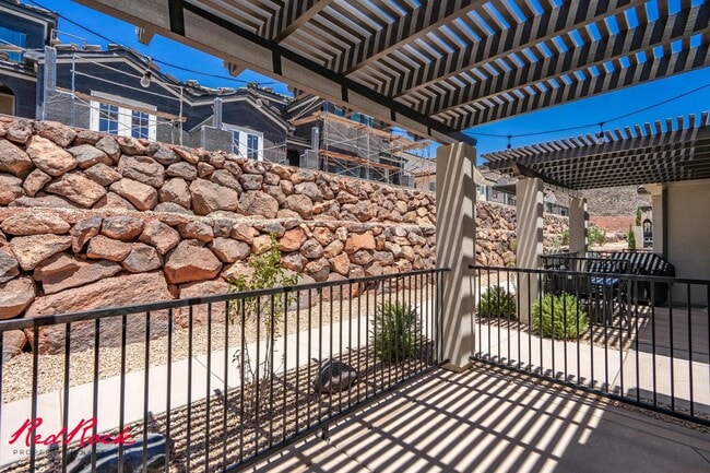 Building Photo - 2277 Mirador Aly