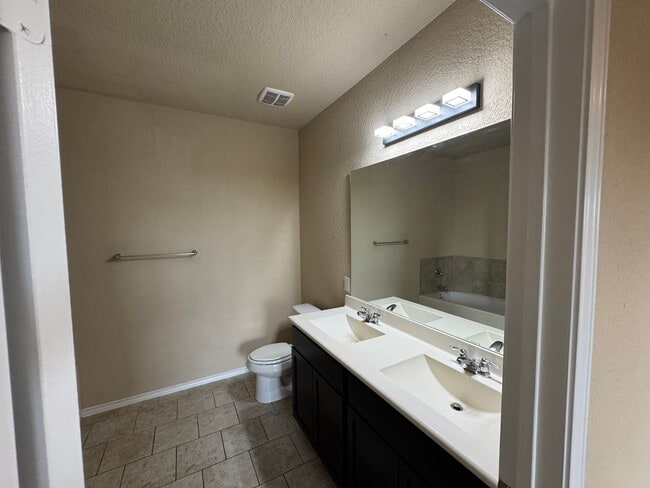 Building Photo - Move-In Special! Spacious 3BR Home with La...