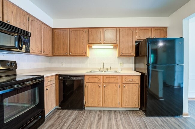 Building Photo - Green Lake Apartments and Townhomes