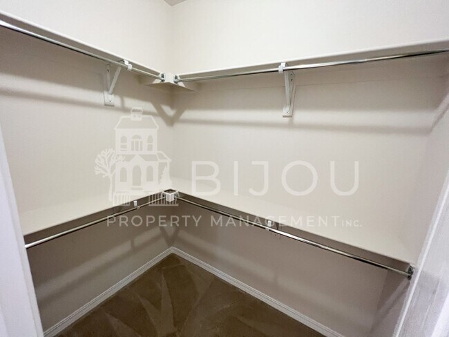 Building Photo - 1167 Solitaire St