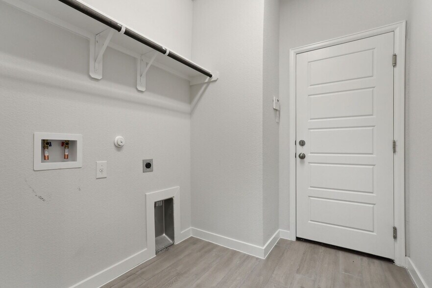 Building Photo - 4141 Presidio Ln