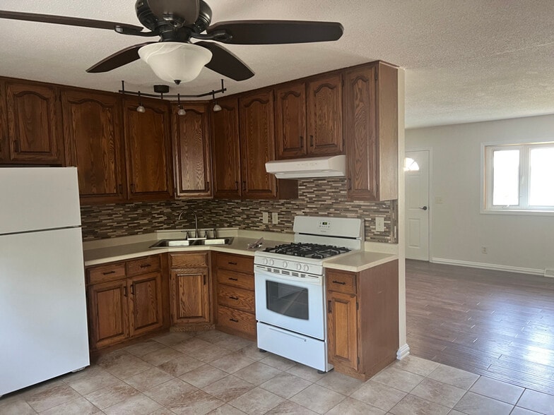 Building Photo - 1410 Golden Valley Dr