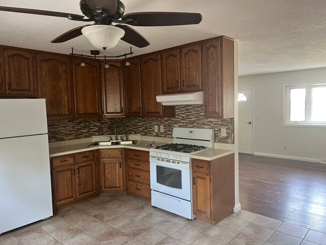Building Photo - 1410 Golden Valley Dr