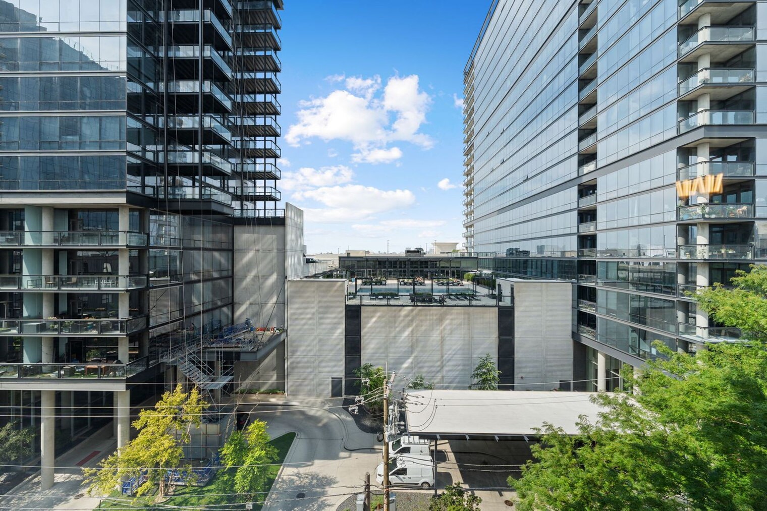 Building Photo - 853 W Blackhawk St