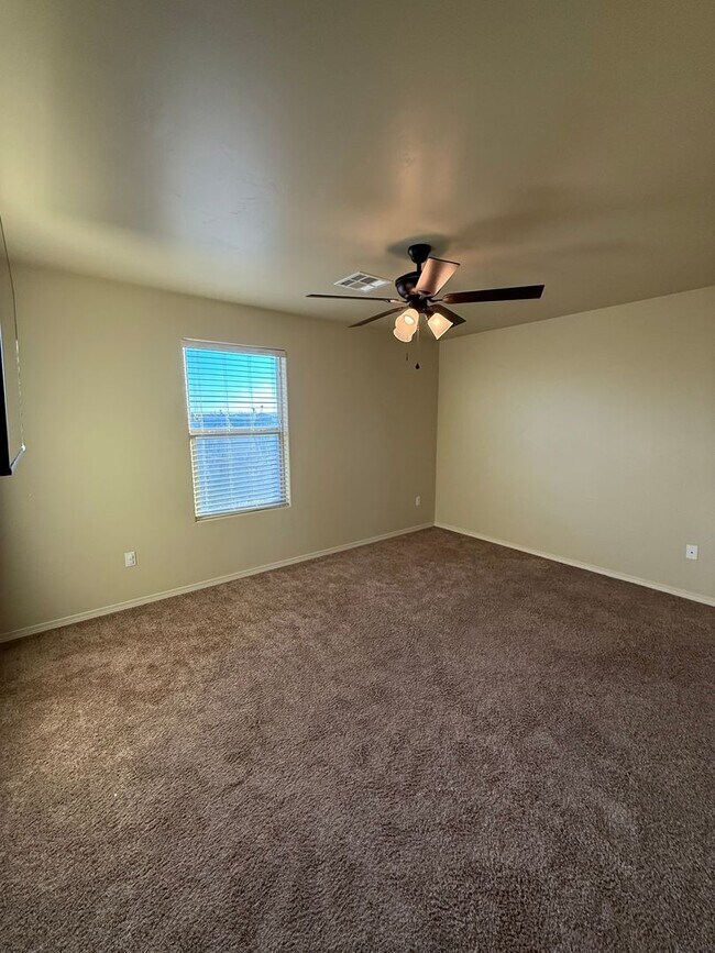 Building Photo - Charming 3BD/2.5BA with Garage in Legends West - Available Now!