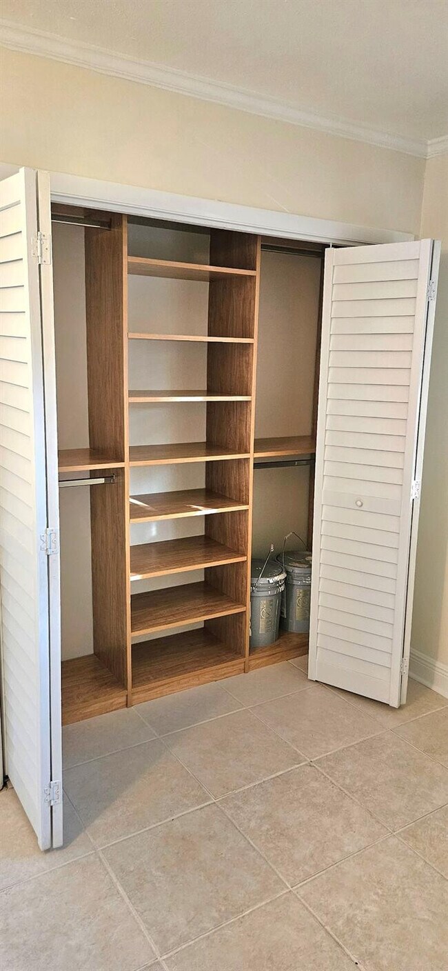 Building Photo - 2901 NE 51st St