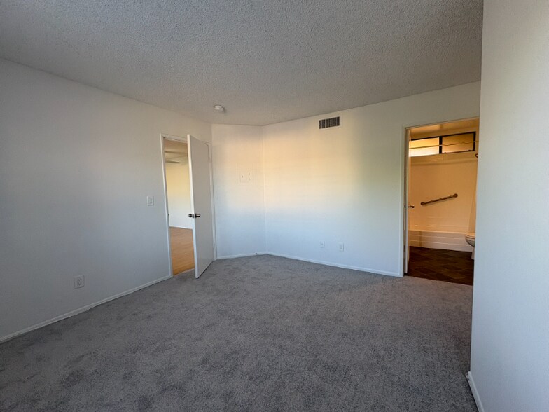 Building Photo - 6400 Kraft Ave