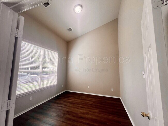 Building Photo - 725 Sampson