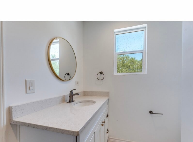 Building Photo - 156 Pioneer Rd