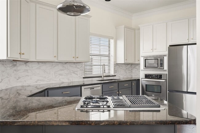 Building Photo - 836 Garden Oaks Terrace