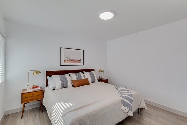 Building Photo - $599 Move in Special - Gorgeous, Open Concept Two Bed Two Bath near Old Town Scottsdale!