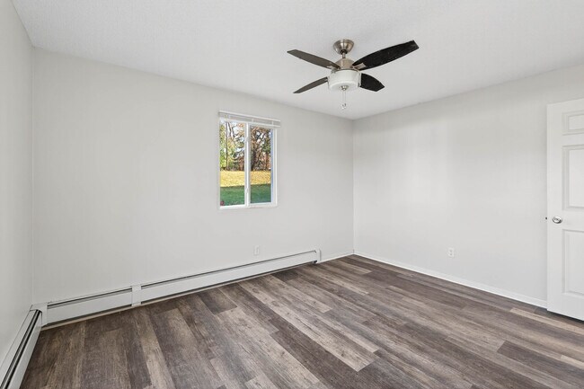 Building Photo - Rosco Apts-2720