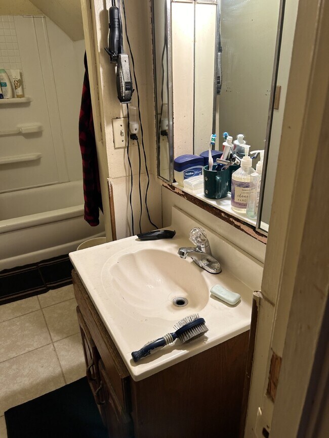 Building Photo - Welcome Home to Your Charming 2-Bedroom Apartment in Troy!