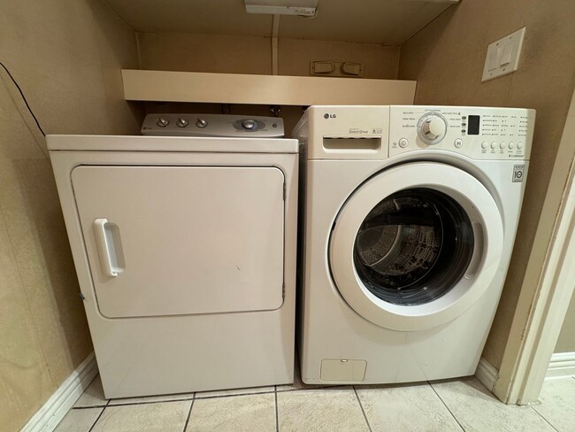 Building Photo - Charming 3Bd/2.5Ba w/Private Yard and New ...