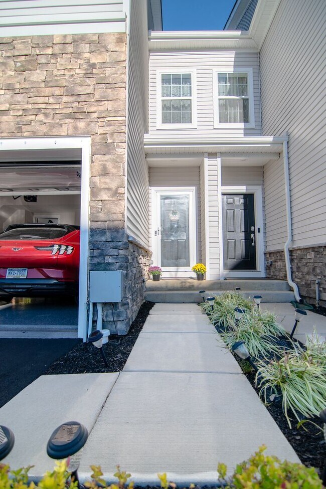Building Photo - Luxury 3B/3.5B Townhome with Finished Base...