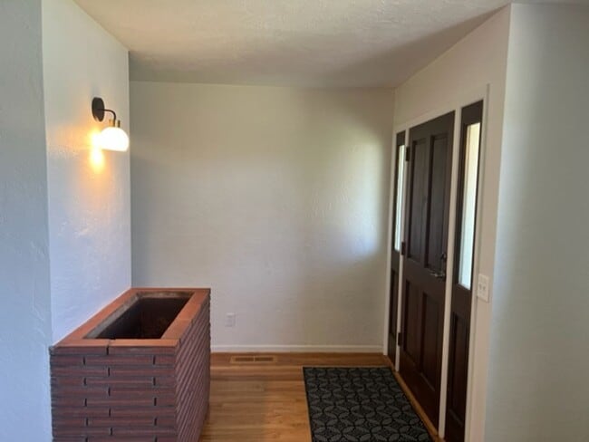 Building Photo - DESIREABLE RANCH STYLE HOME