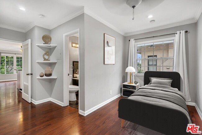 Building Photo - 6226 3/4-6224 De Longpre Ave