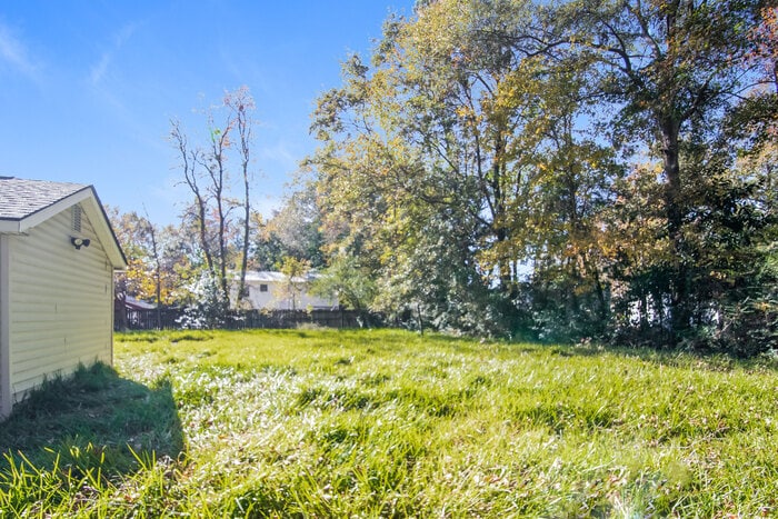 Building Photo - 7031 N Kenwood Dr