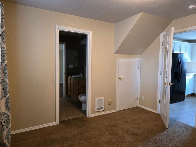 Building Photo - Bring the Pets!  Midtown 2 Bdrm Cottage, w/Den, 2 bath, All Appliances incl washer/dryer, Storage