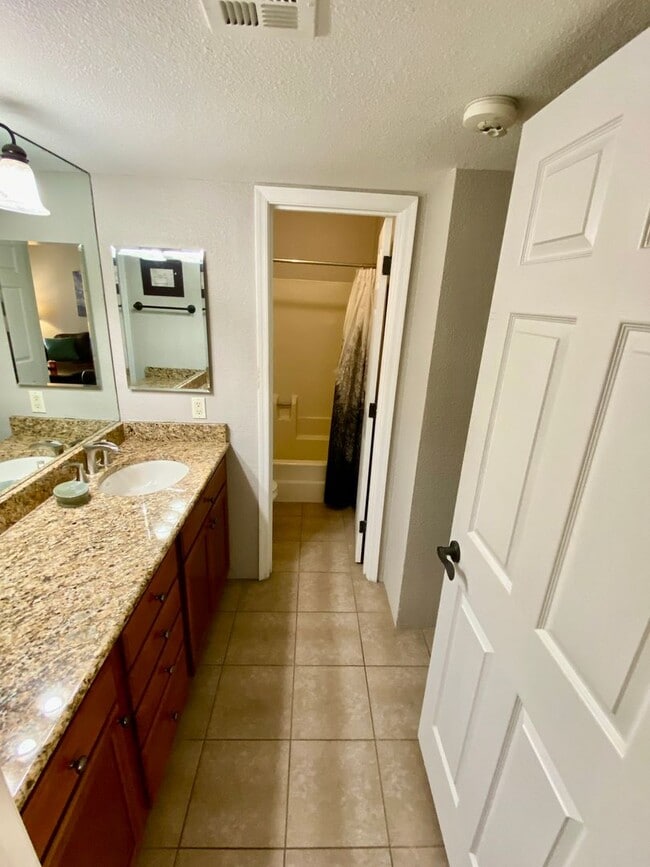 Building Photo - Furnished Scottsdale One Bedroom Condo For Long or Short Term (Min 3 Months)