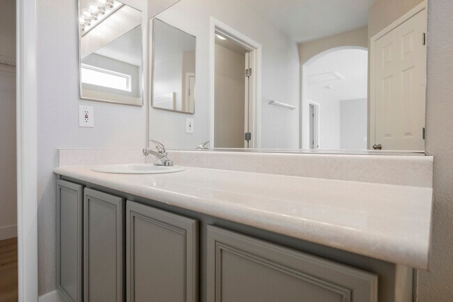 Building Photo - 6075 Las Nubes Dr