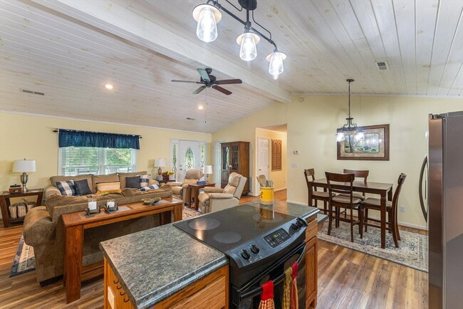 Building Photo - 519 Country Oaks Dr