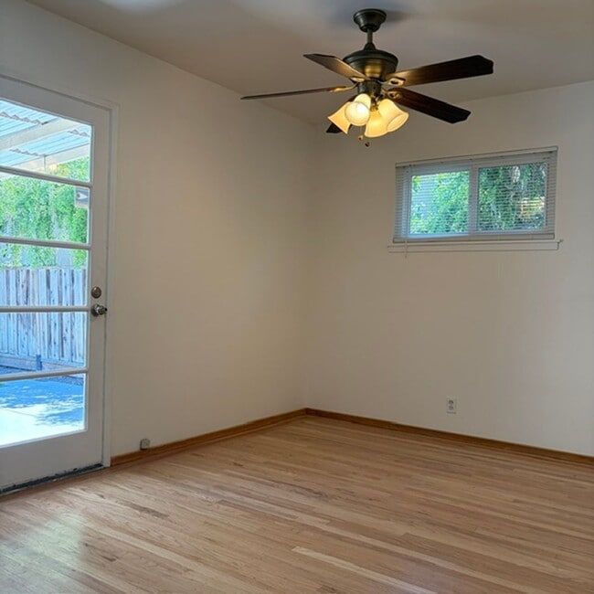 Building Photo - 430 S Bayview Ave
