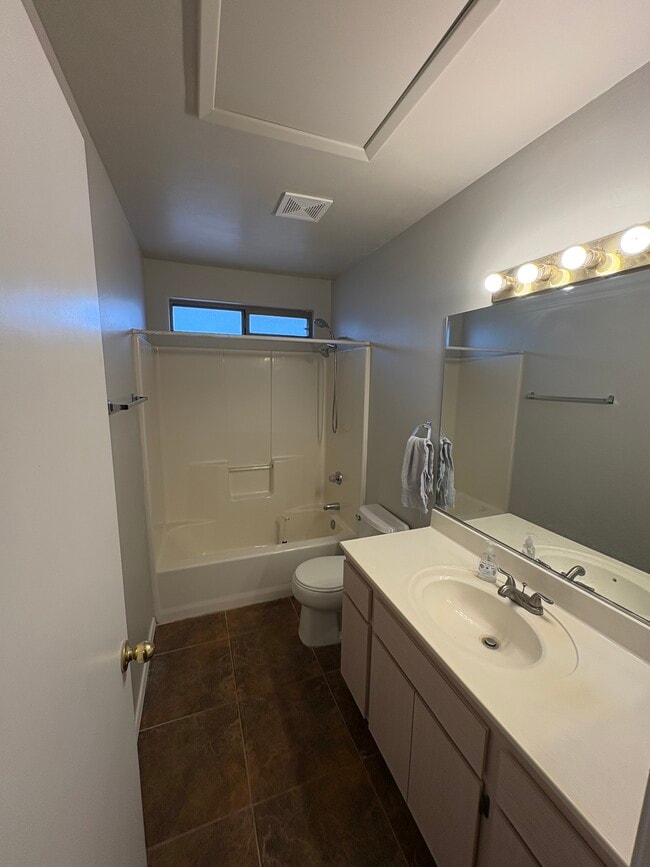Building Photo - 4565 N Carla Vista Dr