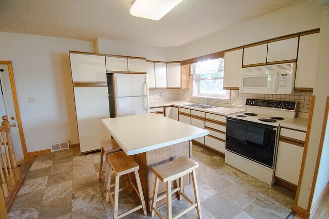 Building Photo - Charming Elton Hills Rambler with Finished Basement