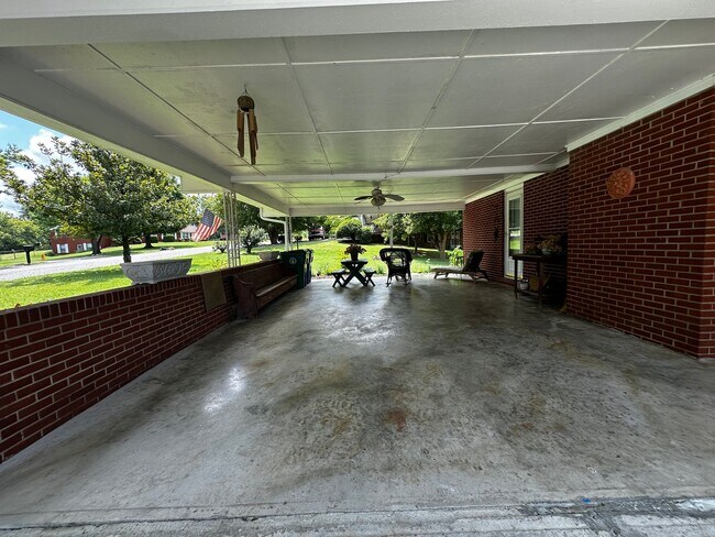 Building Photo - Partially furnished 3 bed/ 1.5 bath - Morristown, TN