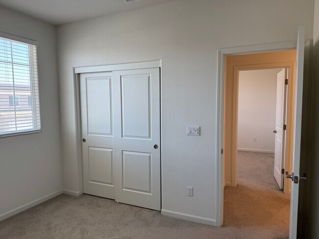 Building Photo - Beautiful 5 Bedroom, 3 Bathroom, 2800 Sqft...