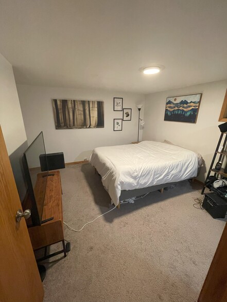 Bedroom #3 - 1225 W Roscoe St