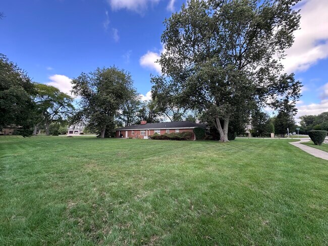 Building Photo - 2300 Landwehr Rd