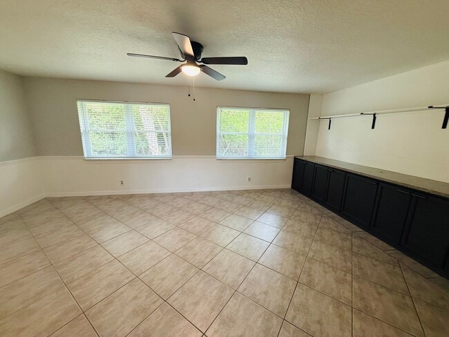 Building Photo - Boater's Dream: 4/2.5/3CG home in exclusiv...