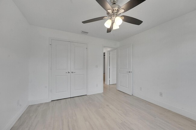 Building Photo - 226 SW Starfish Ave