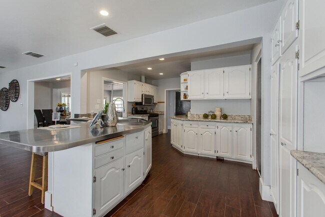 Building Photo - 510 E Belmont Ave