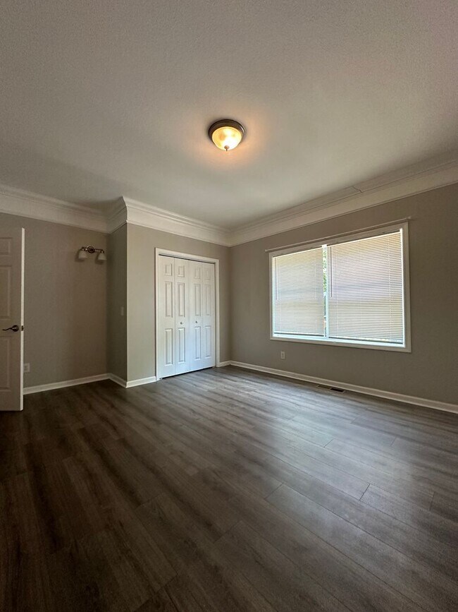 Building Photo - Large 4 bedroom home near Campus- Pre Lease for August 1st 2026